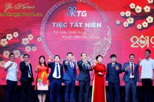 Tiệc tất niên là hoạt động không thể thiếu vào dịp cuối năm