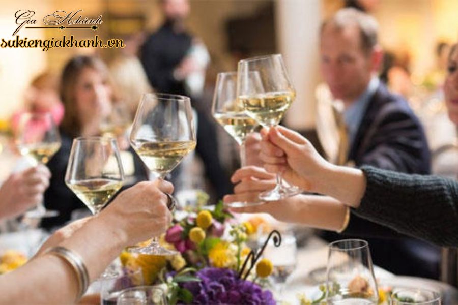 Tiệc tất niên là dịp để tất cả mọi người trong công ty ngồi lại với nhau 